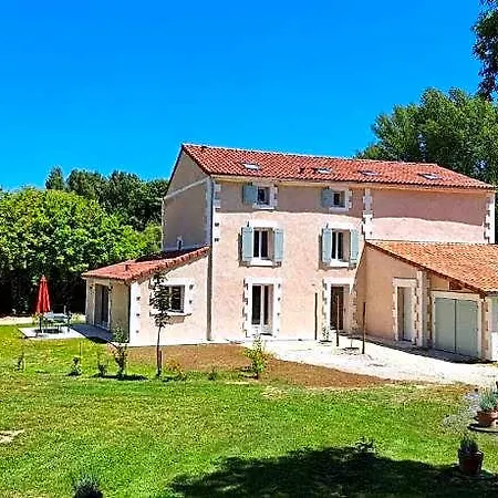 Au Son De L'eau Hotel