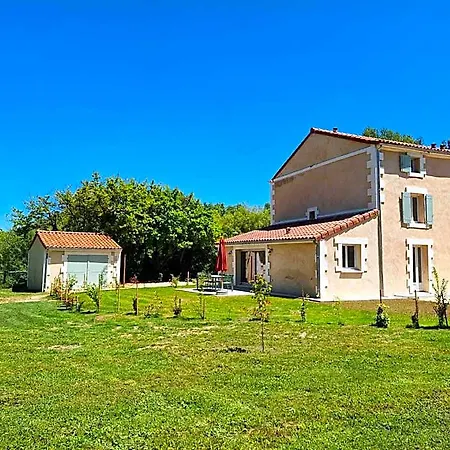 Au Son De L'eau Hotel