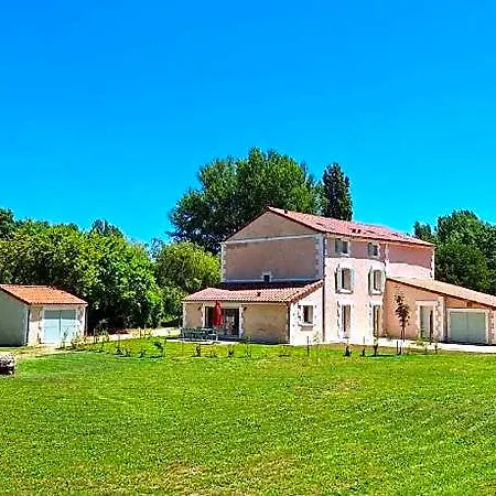 Au Son De L'eau Hotel La Couronne (Charente)
